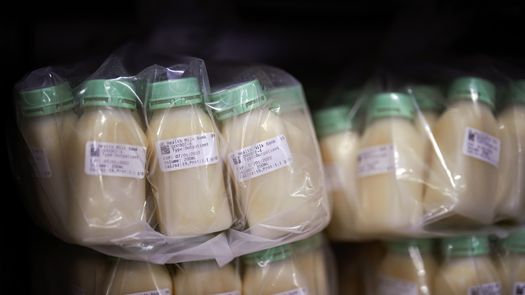 Los padres también recurren a foros de intercambio de leche materna en internet para satisfacer las necesidades de sus bebés.