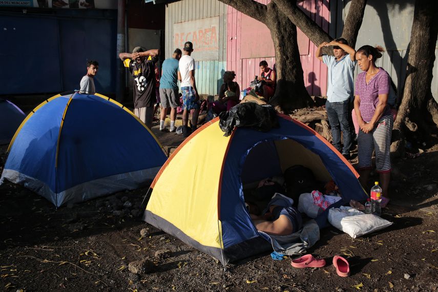 Duermen en champas de plástico que tienden bajo árboles o en las bancas de la terminal.