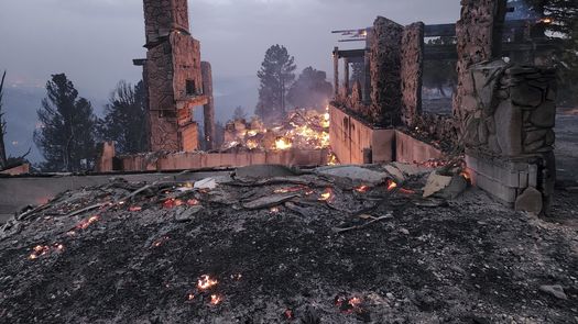 El fuego se trasladó a una zona más densamente poblada en el lado noreste de Ruidoso el miércoles por la tarde, lo que provocó más desalojos.