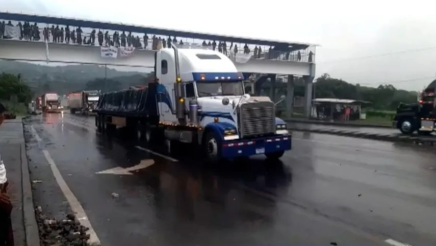 Policía Nacional y manifestantes llegan a un acuerdo y reabren vías en Colón&nbsp;