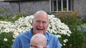 George W. Bush se afeita la cabeza en solidaridad con niño con leucemia