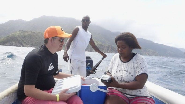 No hay billetes, pero sobra ingenio en las playas turísticas de Venezuela