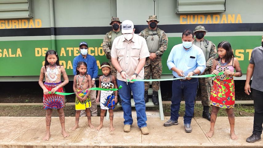 Inauguración de puesto de vigilancia en zona fronteriza con Colombia; hace el corte de la cinta el ministro de Seguridad Juan Pino.