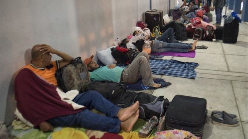 Venezolanos piden refugio a Perú tras llegar tarde para entrar sin pasaporte