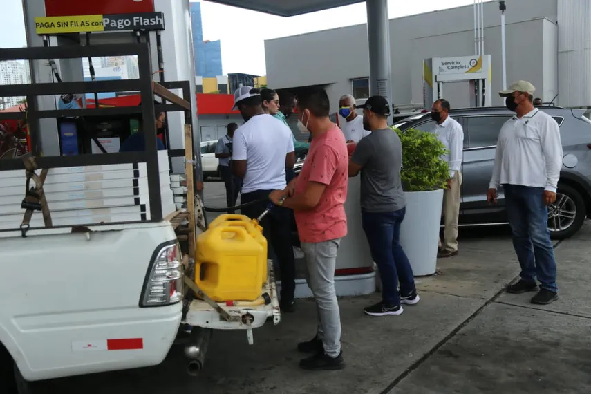 Personas comprando combustible bajo el subsidio otorgado por el Estado