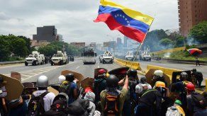 Fuertes choques en protesta de miles de opositores en Venezuela