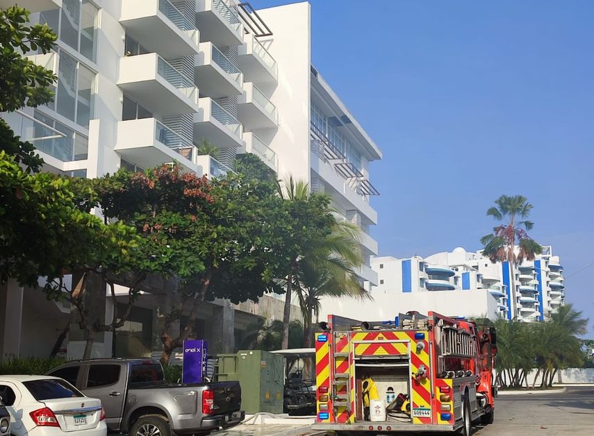 Bomberos atienden incendio un edificio de Playa Blanca.