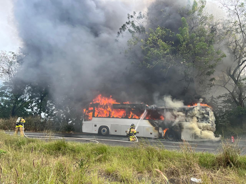 Cuerpo de bomberos atiende autobús incendiado a la altura de Campaña.