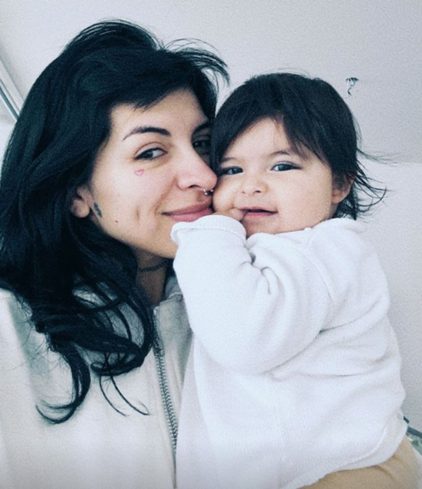 Cazzu rompe el silencio después del tremendo beso de Christian Nodal y Ángela Aguilar en público