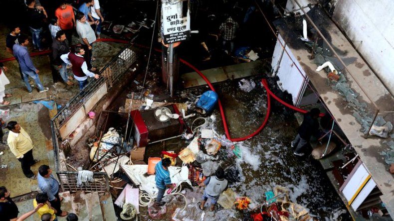 Al menos 12 muertos al derrumbarse, tras un incendio, una tienda en Bombay