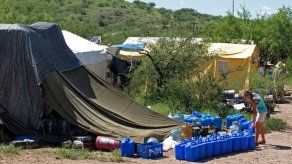 Arizona: Clero llama a dejar agua para migrantes en frontera