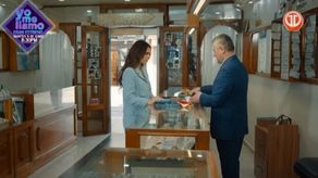 MUJERES | Türkan vende brazaletes de oro.