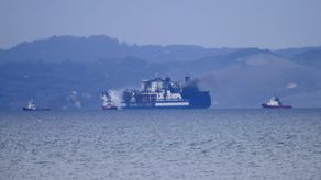 La compañía con sede en Italia que opera el transbordador dijo que el fuego comenzó en una bodega donde había vehículos estacionados.