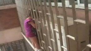 Rescatan a niña que quedó atrapada en la parrilla de una ventana