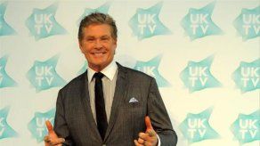 David Hasselhoff se pone una máscara de sí mismo para camuflarse