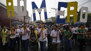 Unas 3.000 personas asisten a procesión en homenaje a Romero