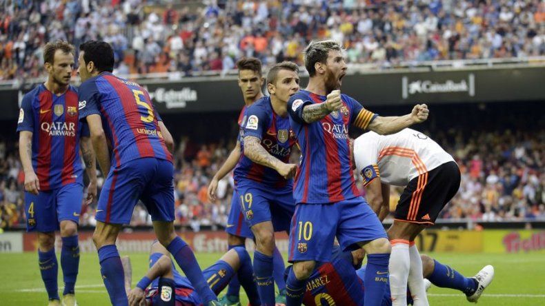 Messi y Suárez rescatan triunfo para Barcelona en Valencia