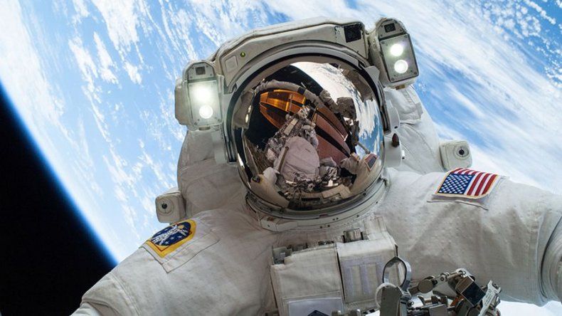 Astronauta da caminata especial antes de batir marca de EEUU