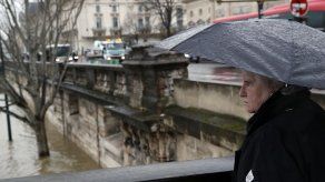 Inundaciones amenazan París y cierran carreteras y túneles