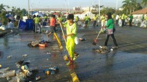 Hormiguitas y personal de AAUD en operativo de limpieza en Cinta Costera