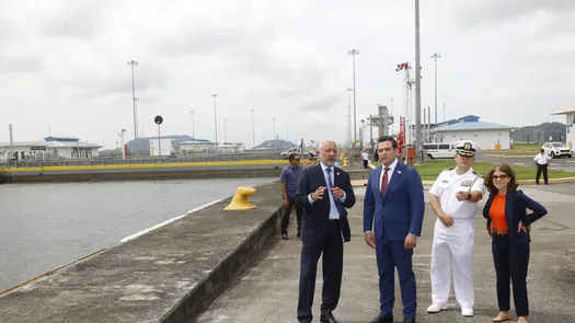 Embajador de Estados Unidos recorre el Canal de Panamá