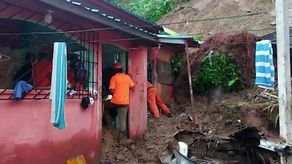 Unidades de Sinaproc realizan labores de rescate tras un deslizamiento de tierra en Cativá.