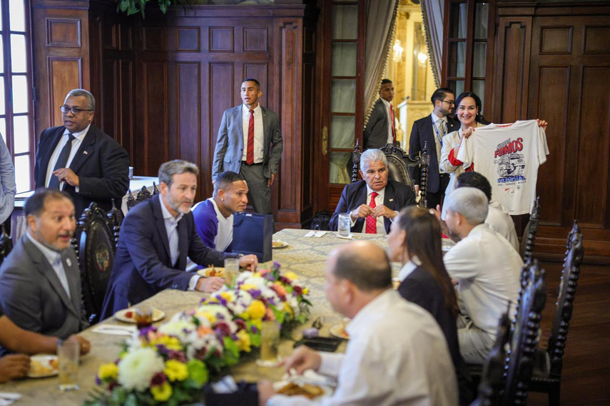 Presidente José Raúl Mulino recibe a la Selección Nacional en el Palacio de Las Garzas.