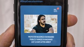 Rahnavard habría apuñalado a dos miembros de las fuerzas de seguridad y herido a otros cuatro el 17 de noviembre, según la agencia iraní Mizan, controlada por la judicatura de Irán.