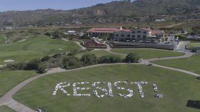 Protestan en campo de golf de Trump