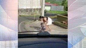 Critican a conductor por grabar a bebé que salió de su casa gateando y no ayudarlo