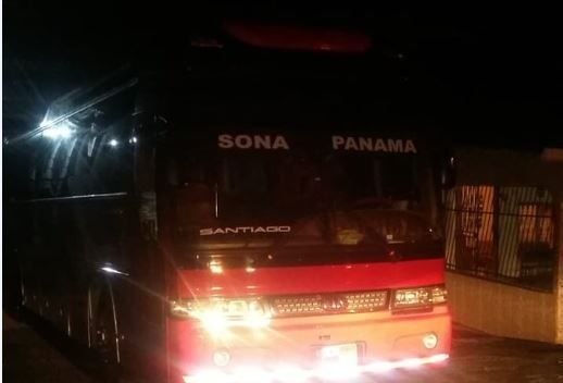 Tránsito multa a conductor de ruta Soná-Panamá que bebía alcohol en pleno viaje