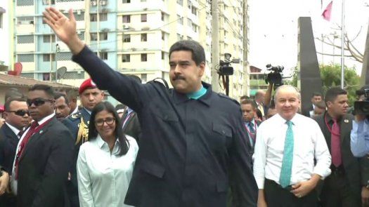 Maduro visita monumento en homenaje a caídos durante invasión