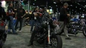 Amantes de las motocicletas acuden a Chicago para conocer los últimos modelos