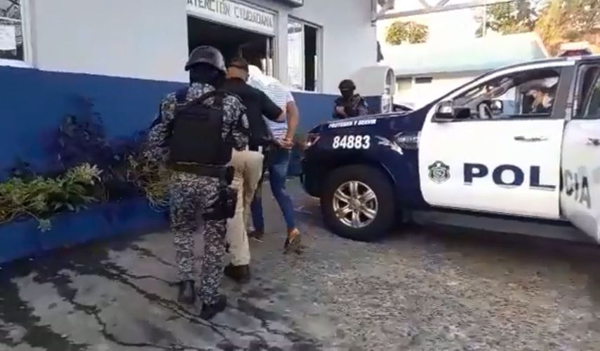 Aprehenden a presunto cabecilla de pandilla y es conducido a subestación de San Miguelito.