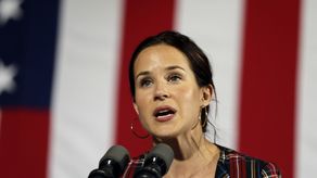 Es la segunda ocasión que el coronavirus provoca que Ashley Biden, de 40 años, se pierda un viaje al extranjero con su madre.