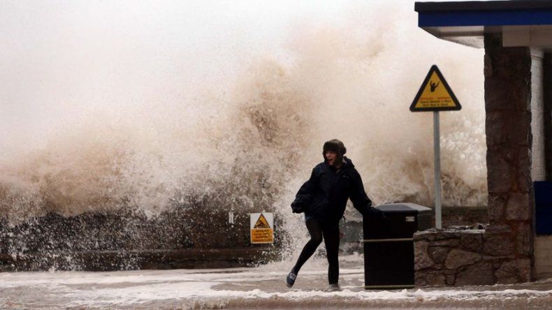 Miles afrontan más inundaciones en Gran Bretaña