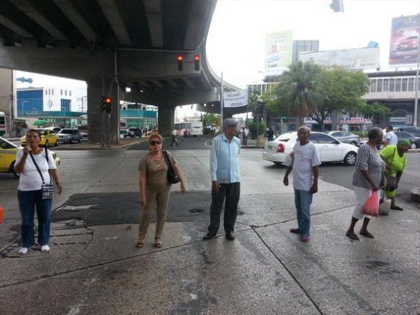 Jubilados protestan en la 5 de Mayo, insisten en aumento