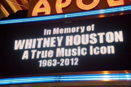 Artistas celebran la vida de Houston en gala previa al Grammy