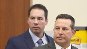 De azul, William Husel, médico acusado de homicidio.