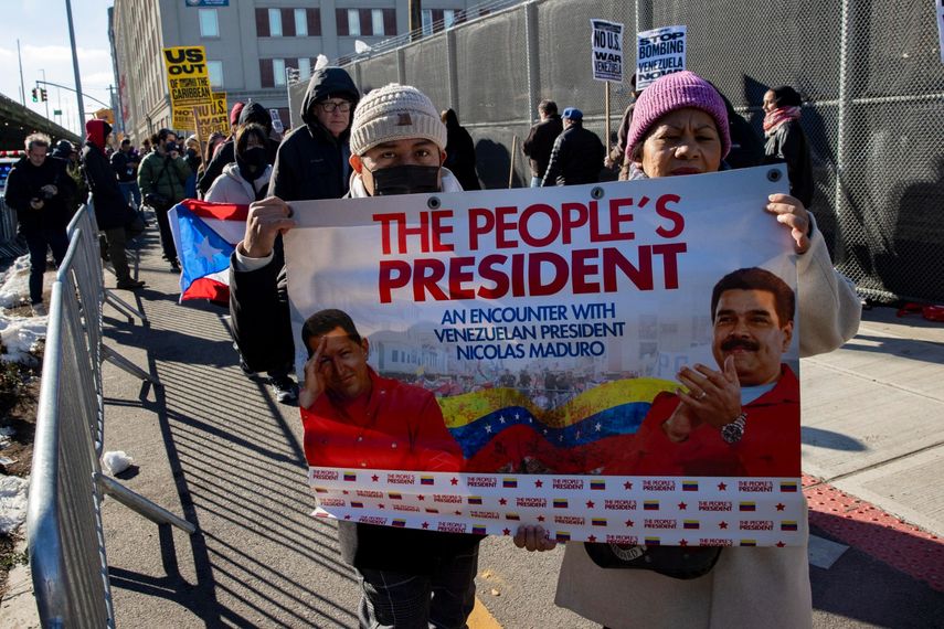 Ciudadanos protestan a favor de maduro fuera del MDC. Ciudadanos protestan a favor de maduro fuera del MDC.