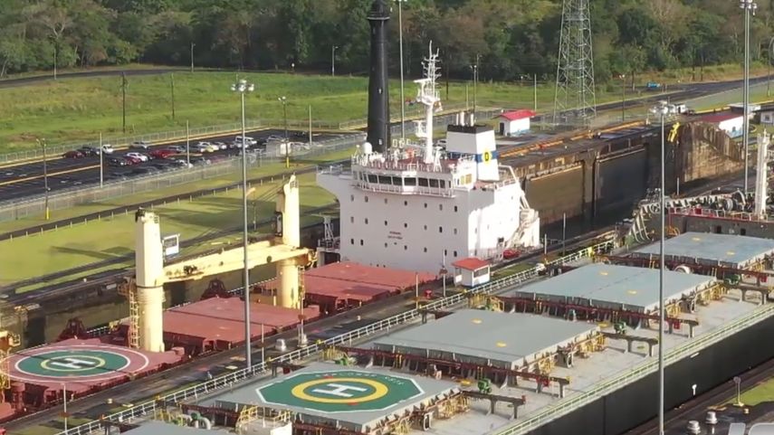 Buque pasando por el Canal de Panamá.