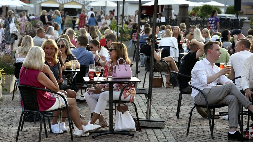 Foto de archivo de personas disfrutando de una tarde de verano en Finlandia.