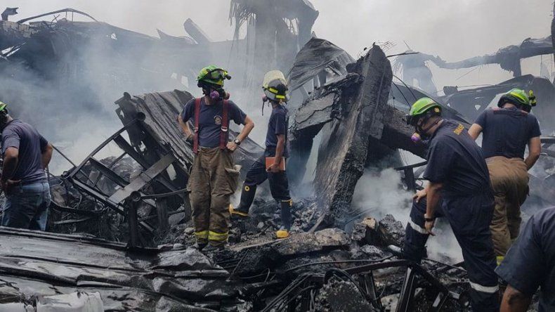 Investigan causas del incendio de dos galeras en France Field