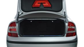 Autoridades alegan que hallaron al niño en el maletero del auto en un lugar de pruebas para el COVID-19.