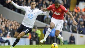 Tottenham y Manchester United empatan a dos goles y ceden terreno al líder