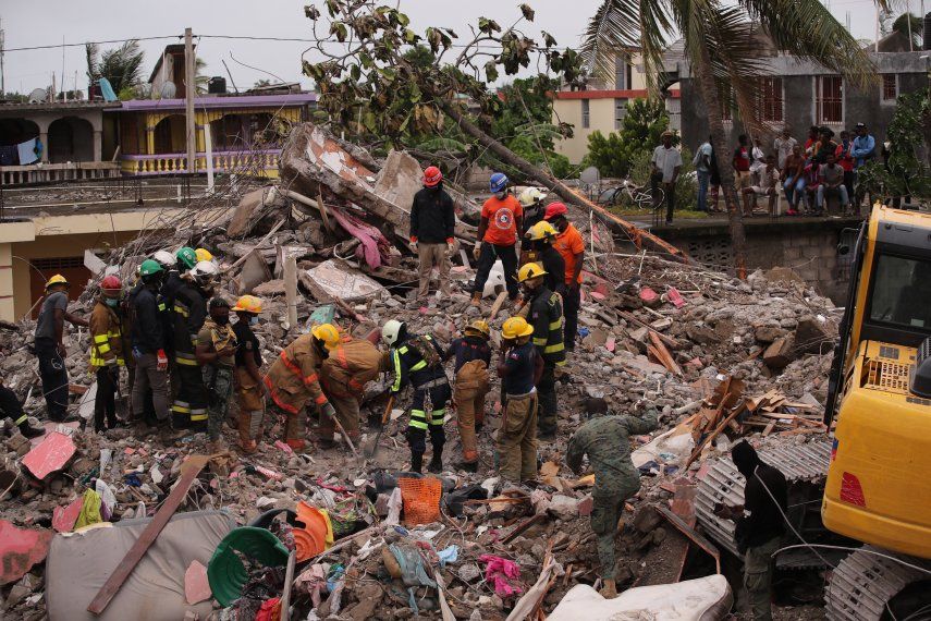 Rescatistas trabajan en labores de búsqueda y rescate de víctimas y/o sobrevivientes del terremoto que sacudió Haití el sábado 14 de agosto de 2021.