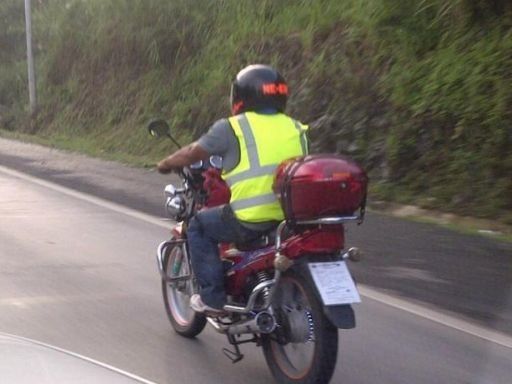 Uso de chalecos reflectantes en motociclistas rige desde este jueves
