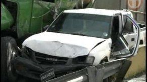 Camión articulado choca contra fila de vehículos