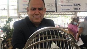 Moisés Rodríguez, 24 años presentando la lotería de Panamá.