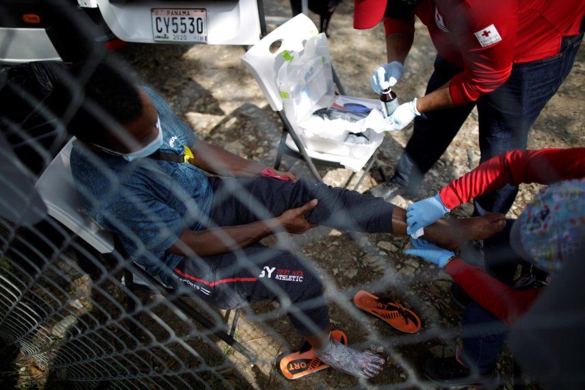 Un migrante haitiano recibe atención médica en el albergue de San Vicente en Metetí